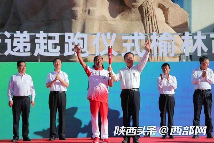塞上古城开跑！ 十四运会和残特奥会火炬在榆林转达