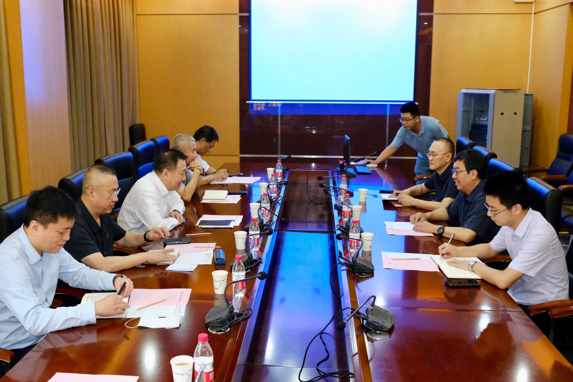 问鼎娱乐集团党委书记、、董事长金辉造访西北有色金属研究院