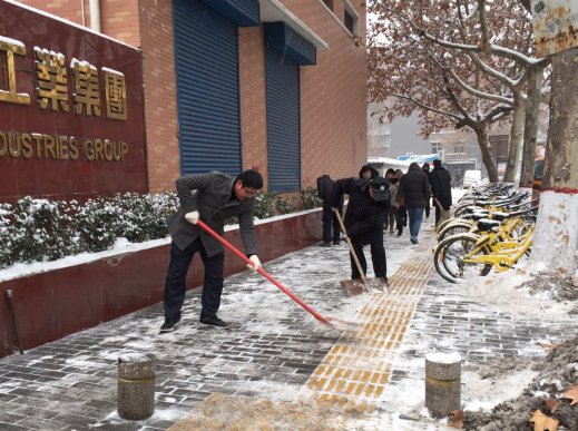 雪一直下，，我们一直在：问鼎娱乐集团除雪掠影